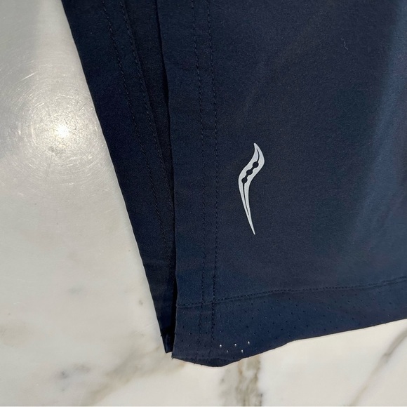 SAUCONY MEN'S OUTPACE 5" SHORT - Picture 3 of 9